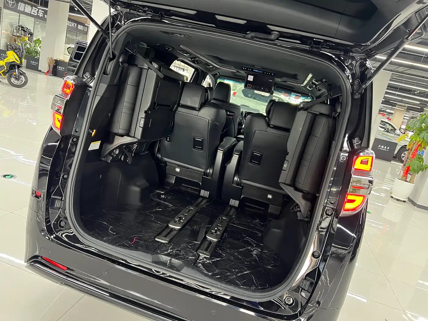 Toyota Vellfire 2021 Crown Hybrid 2.5L HV Premium Edition фото 8