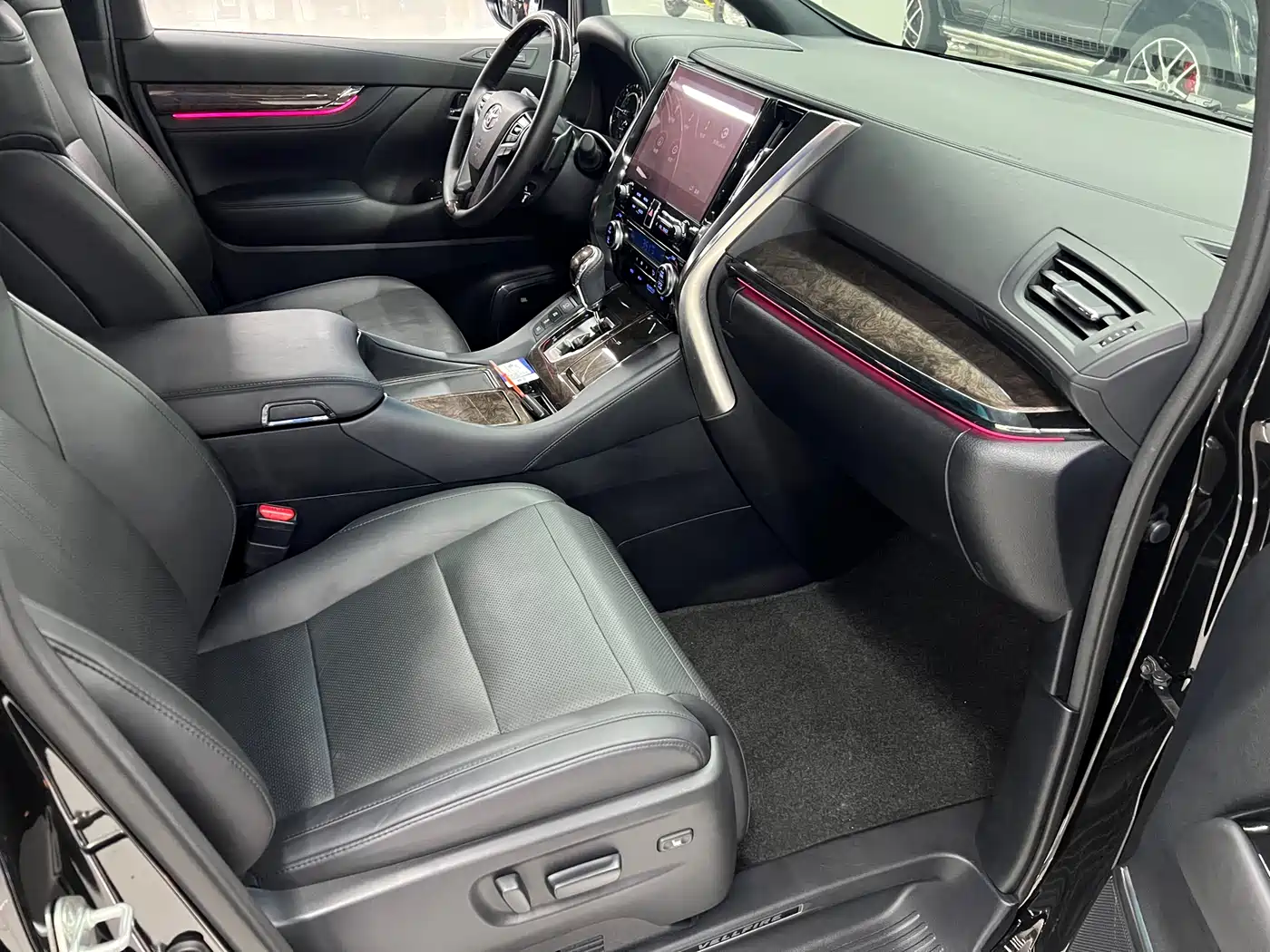 Toyota Vellfire 2021 Crown Hybrid 2.5L HV Premium Edition фото 24