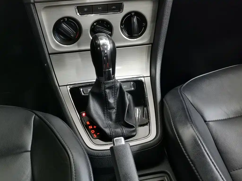 Volkswagen Lavida 2013 Facelift Classic 1.6L Automatic Comfort фото 13