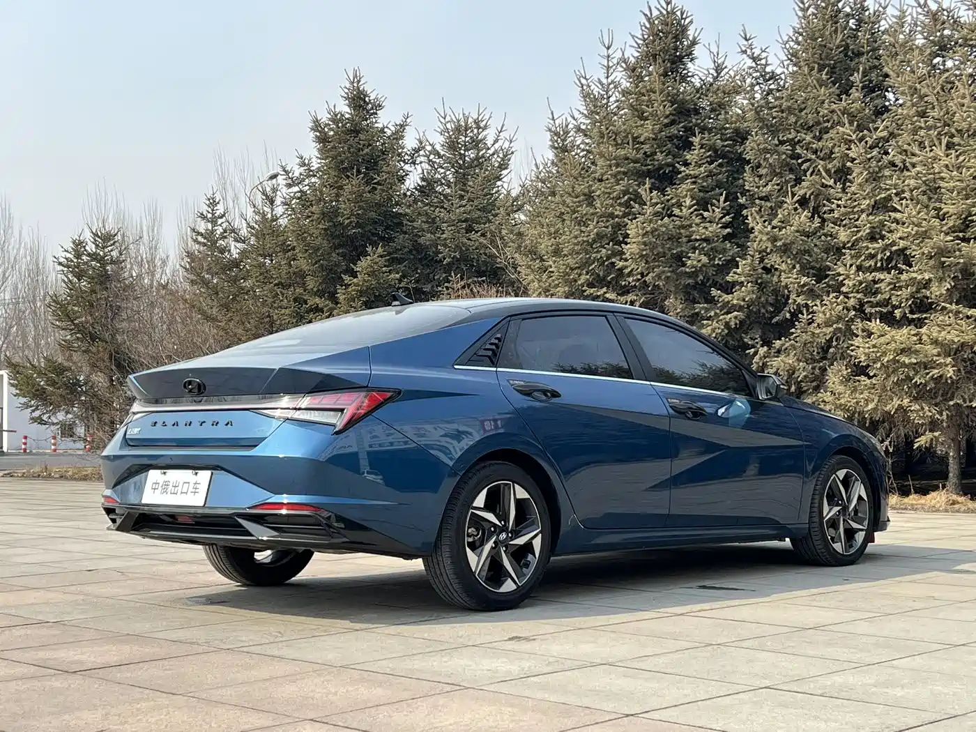 Hyundai Elantra 2022 1.5L CVT LUX Premium Edition фото 4