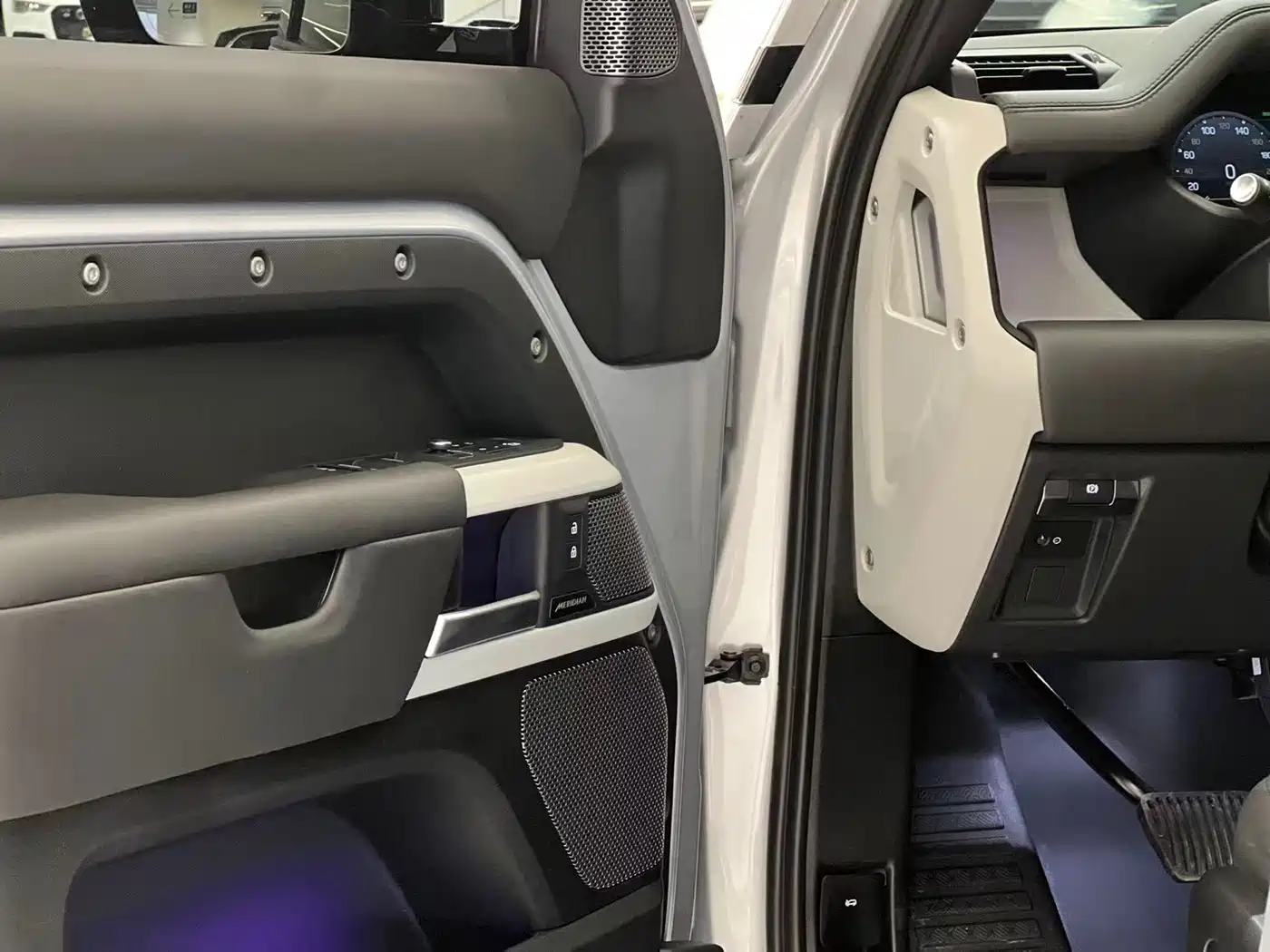 Land Rover Defender 2022 110 P400 X-DYNAMIC HSE фото 11