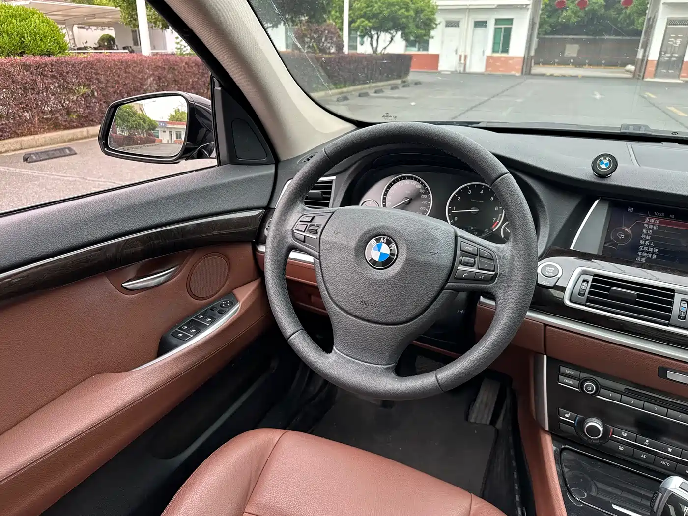 BMW 5 Series GT 2015 528i Leading фото 24