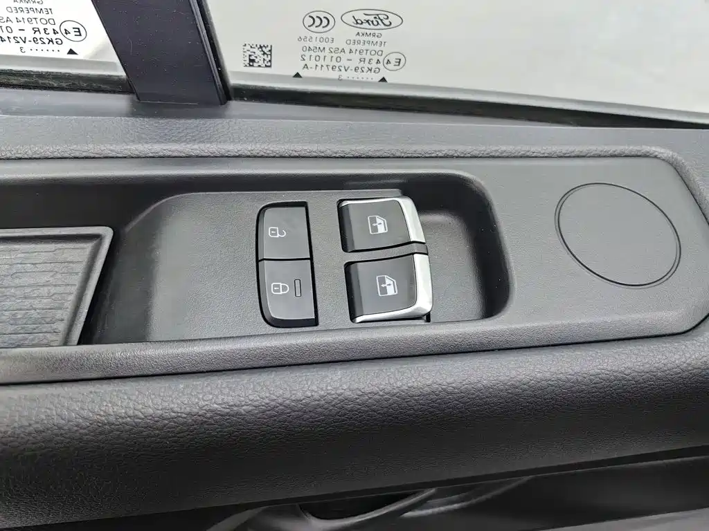 Ford Transit 2023 2023 Model 2.0T Diesel Manual Multi-Purpose Commercial Vehicle Short Wheelbase Low Roof 5/6-Seater