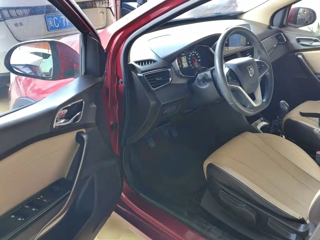 Baojun 310W 2018 2017 1.5L Manual Fashion Edition (China V)