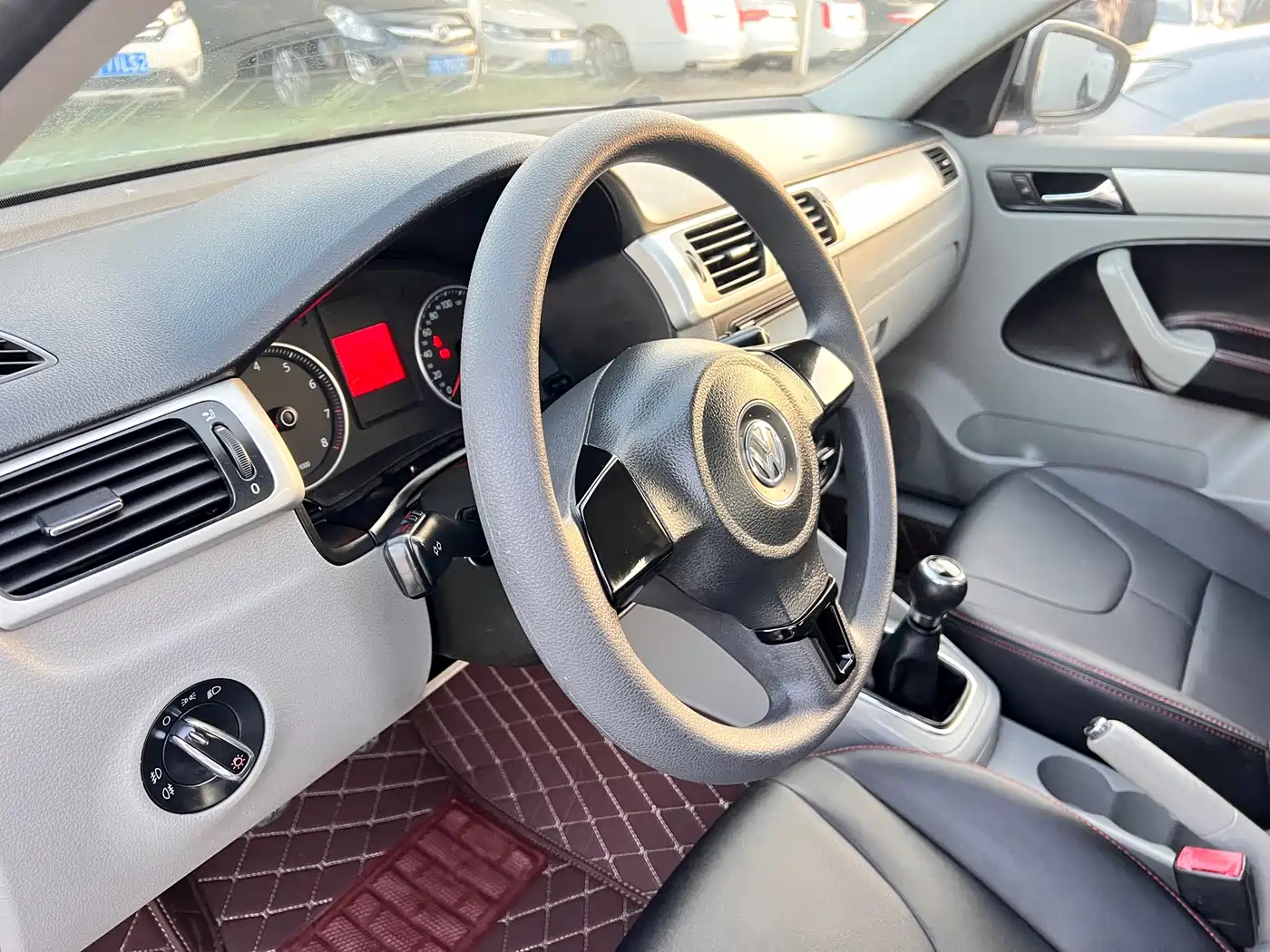 Volkswagen Bora 2012 1.6L Manual Comfort Model фото 8
