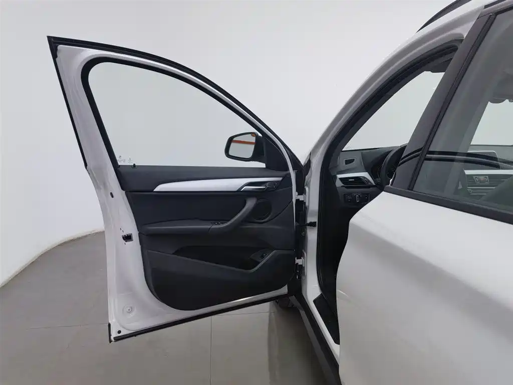 BMW X1 2016 sDrive18Li Premium Model фото 8