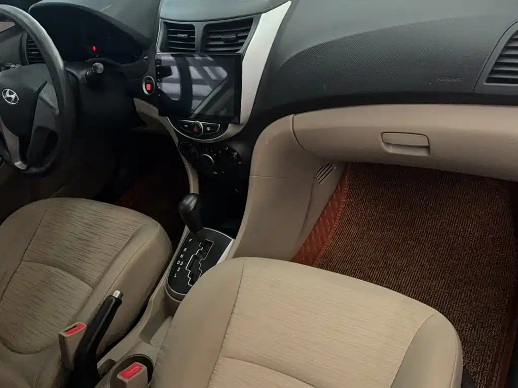 Hyundai Verna 2014 1.4L Automatic Leading GLX фото 18