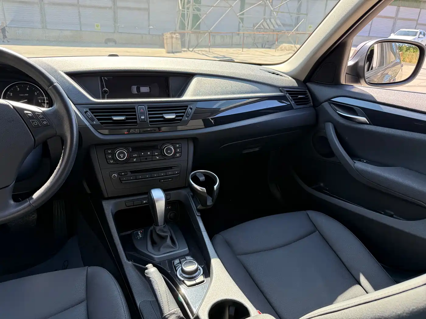 BMW X1 2012 sDrive18i Luxury Model фото 13
