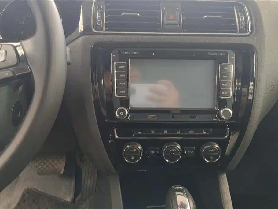Volkswagen Sagitar 2015 230TSI Automatic Luxury фото 13