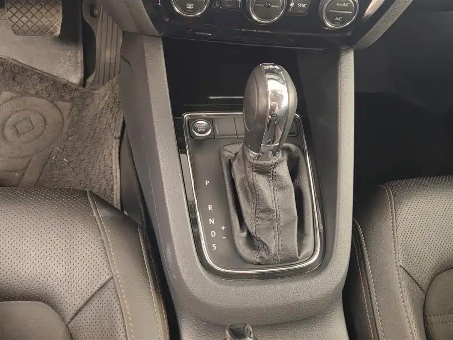 Volkswagen Sagitar 2015 230TSI Automatic Luxury фото 16