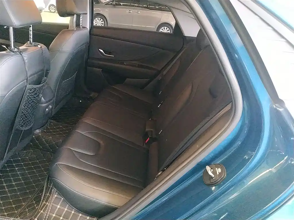 Hyundai Elantra 2021 1.5L CVT LUX Premium Edition фото 17