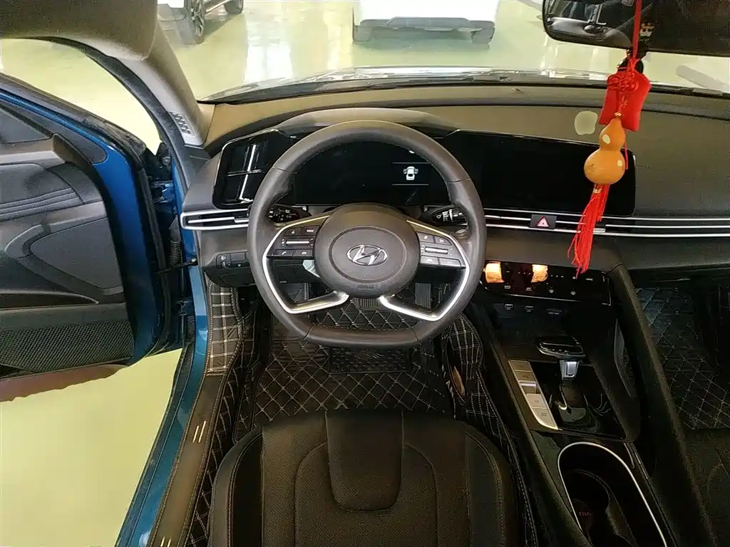 Hyundai Elantra 2021 1.5L CVT LUX Premium Edition фото 11