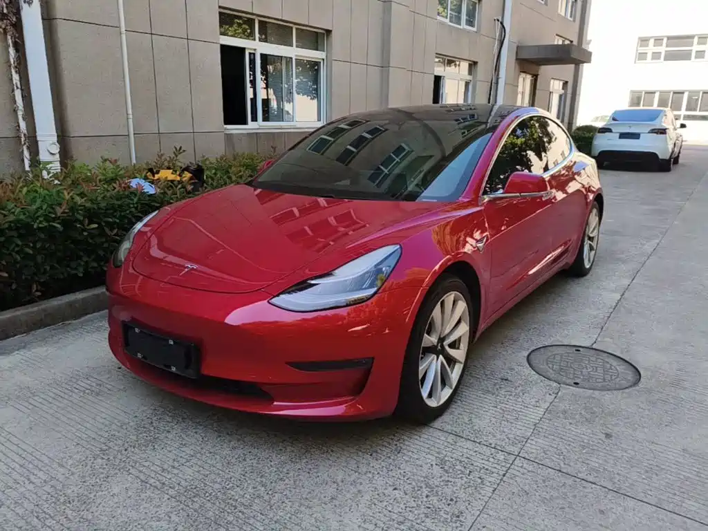 Фото 2 - Tesla Model 3