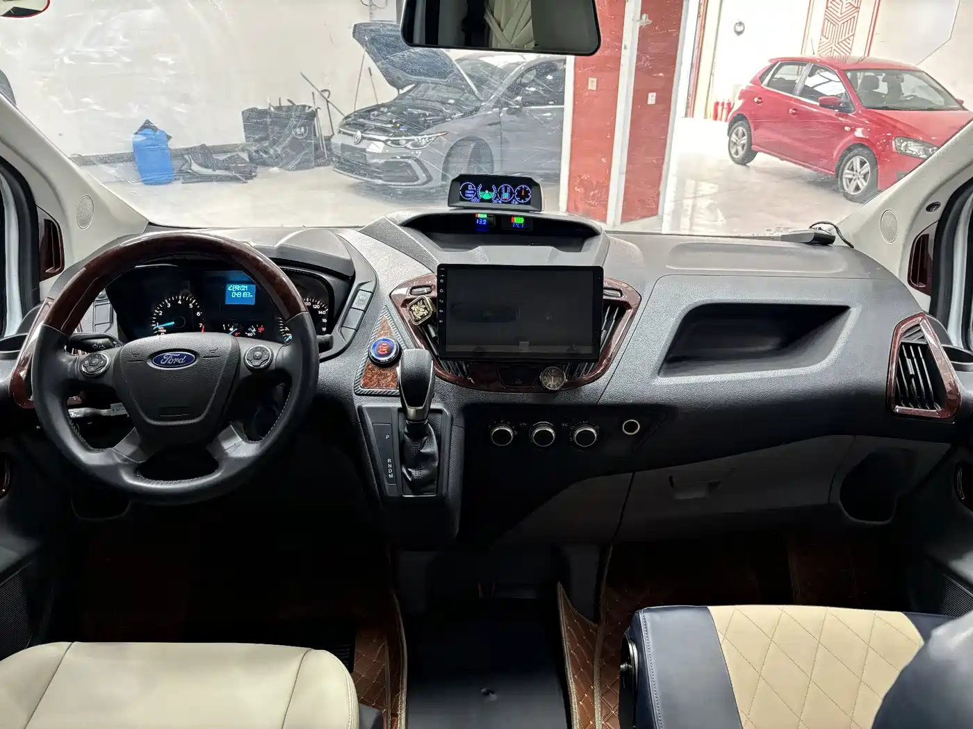 Ford Transit 2019 2019 2.0T Gasoline Automatic Business Travel Version Medium Wheelbase Medium Roof 7-seater China VI