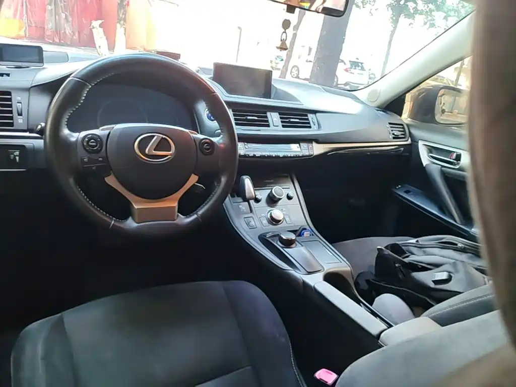 Фото 10 - Lexus CT