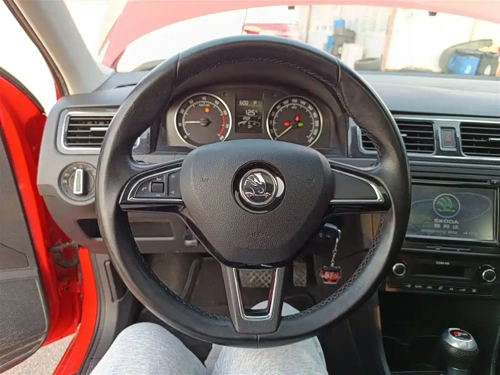Škoda Skoda Rapid Spaceback 2016 1.6L Automatic Smart Edition фото 7