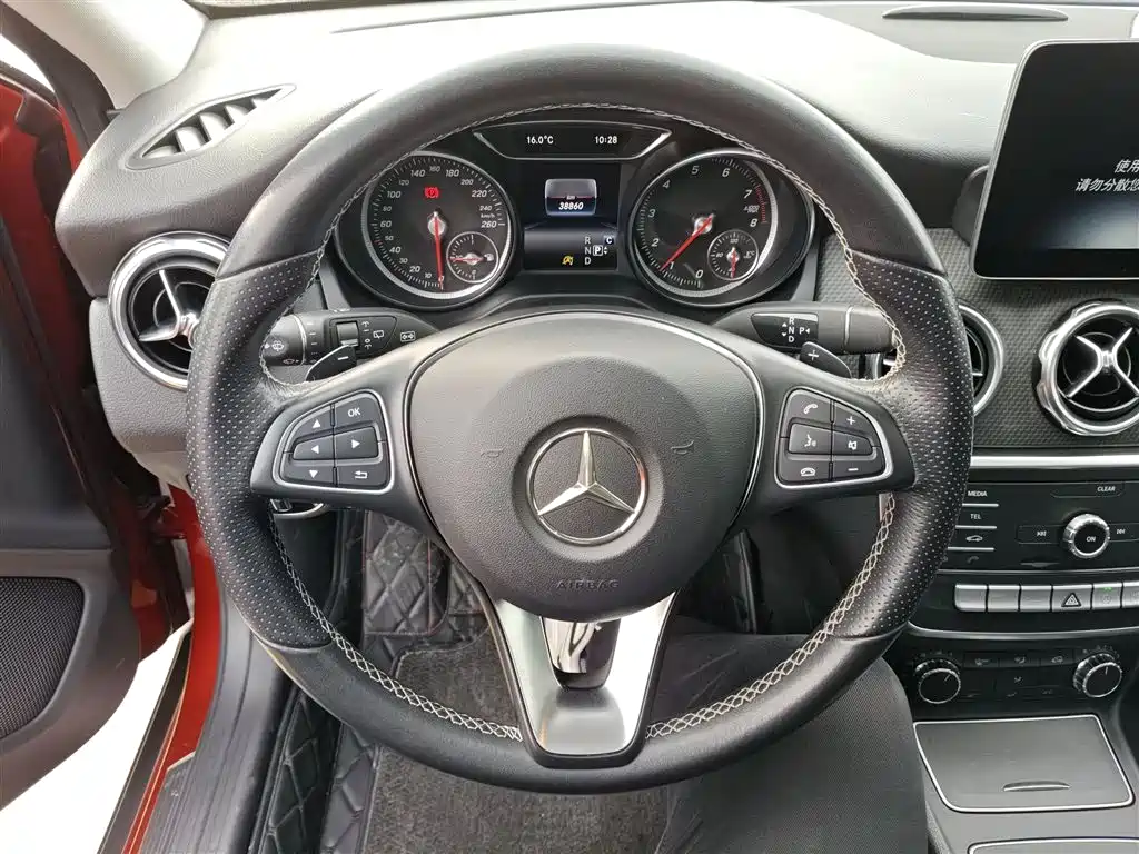Mercedes-Benz GLA 2018 GLA 200 Dynamic фото 7