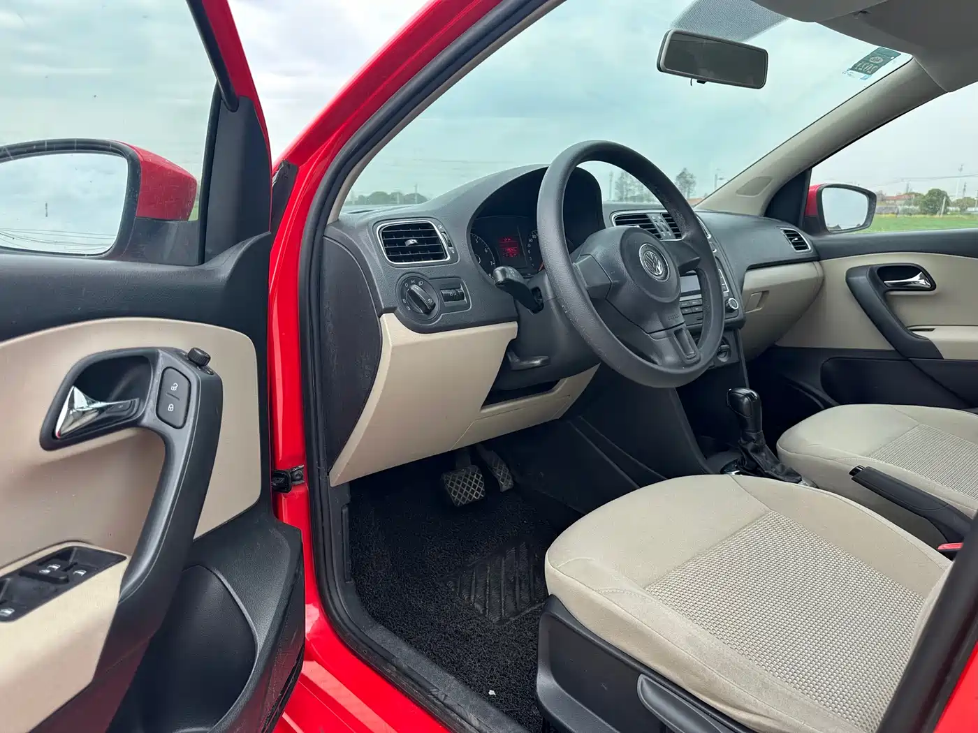 Volkswagen Polo 2011 1.6L Automatic Style Edition фото 3