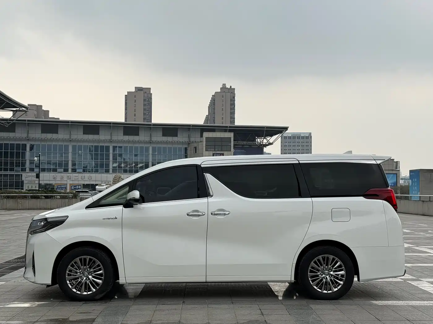 Toyota Alphard 2021 Hybrid 2.5L Luxury фото 2