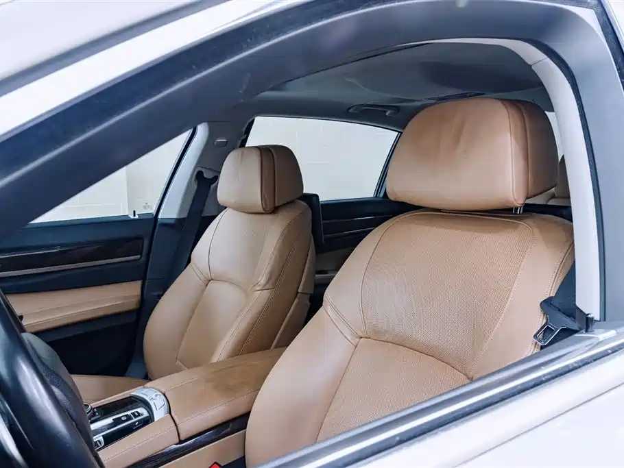 BMW 7 Series 2013 Model 740Li Luxury фото 10