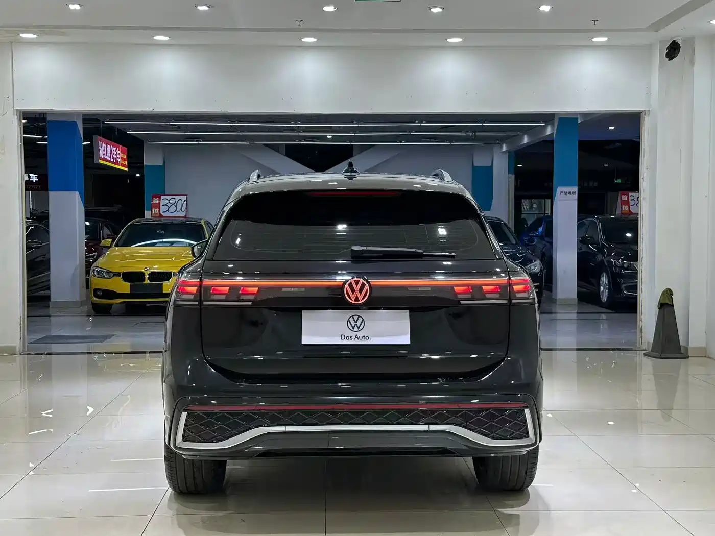 Photo 8 - Volkswagen Tiguan L