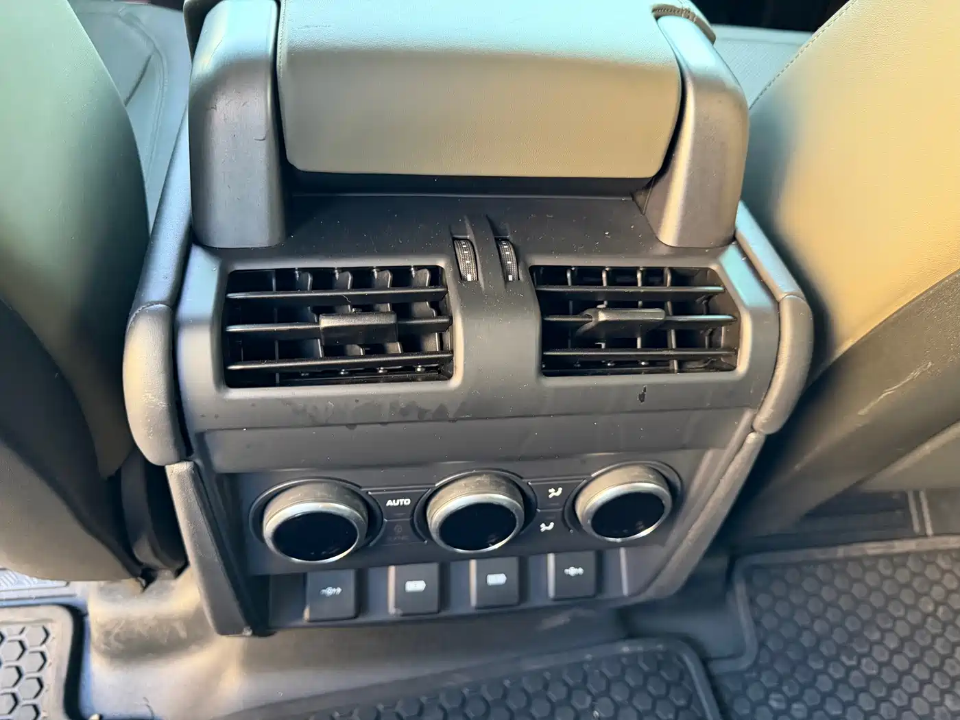 Photo 9 - Land Rover Defender