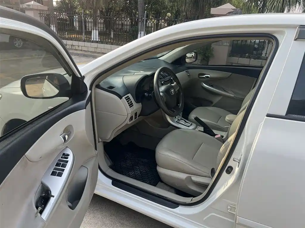 Toyota Corolla 2013 Special Edition 1.6L Auto Ultimate Cool GL фото 4