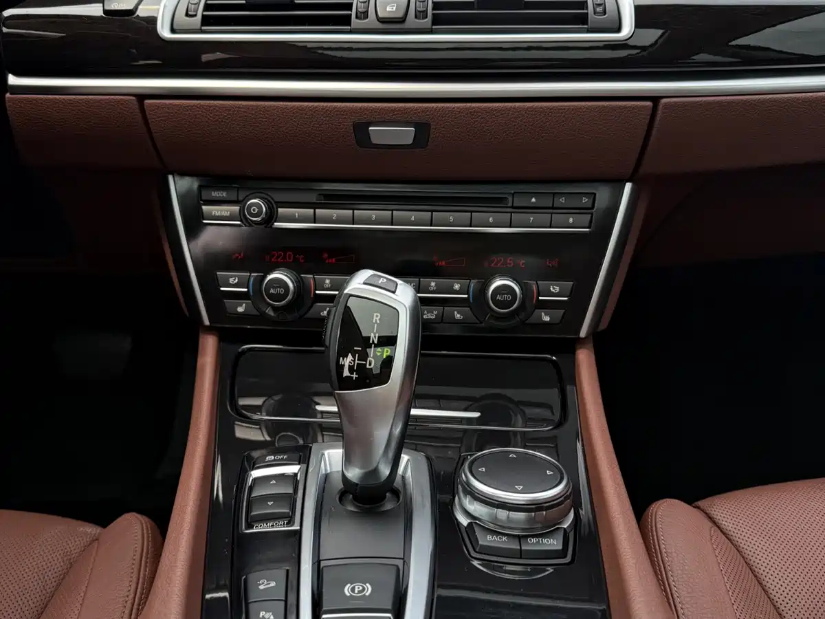 BMW 5 Series GT 2014 535i xDrive фото 13