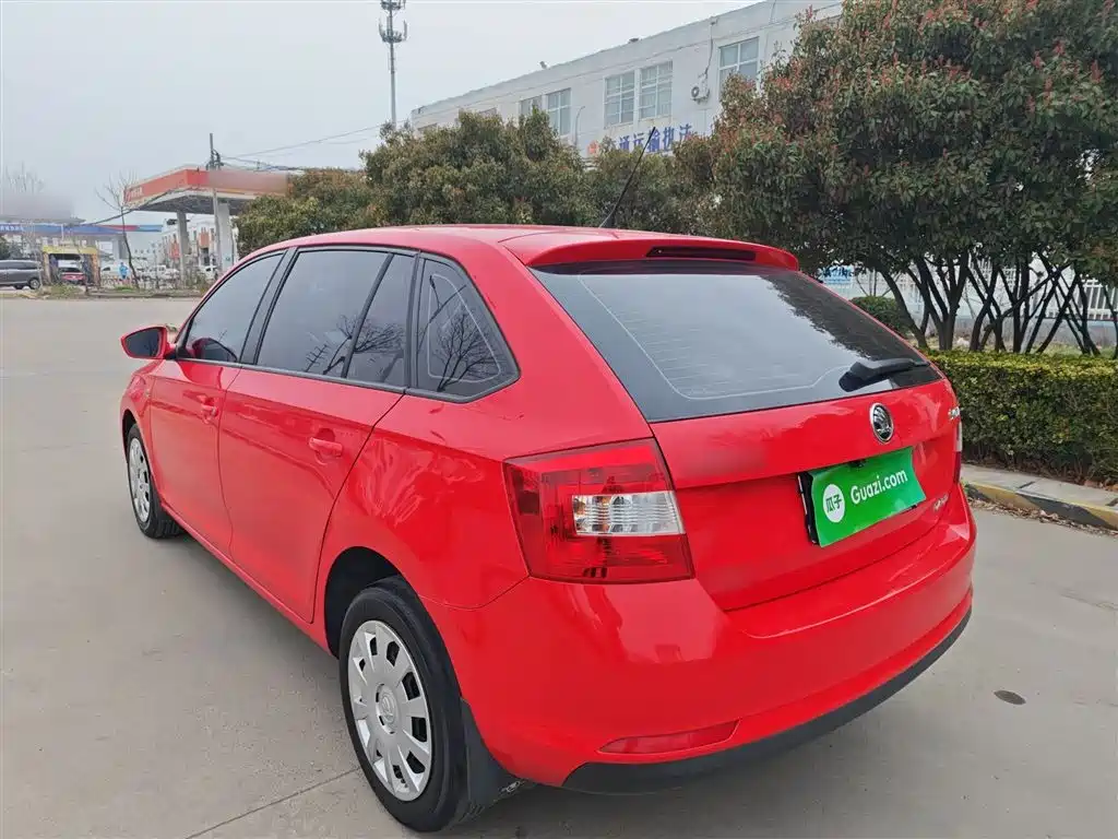 Škoda Skoda Rapid Spaceback 2016 Facelift 1.6L Manual Forward Edition фото 14