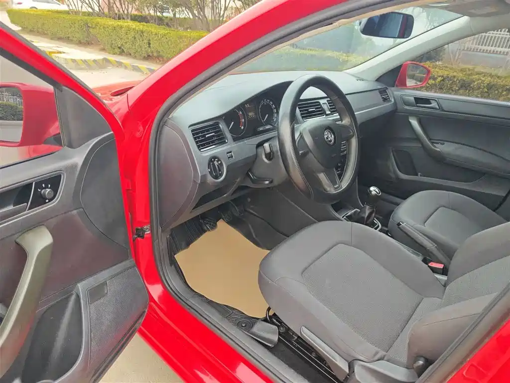 Škoda Skoda Rapid Spaceback 2016 Facelift 1.6L Manual Forward Edition фото 19