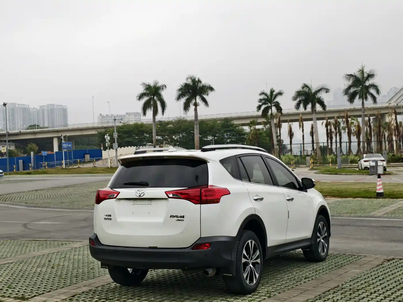 Toyota RAV4 Rongfang 2015 2.5L Automatic 4WD Elite Edition фото 4