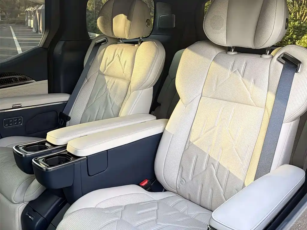 ZEEKR 009 2025 2024 6-seat Executive AWD 108kWh