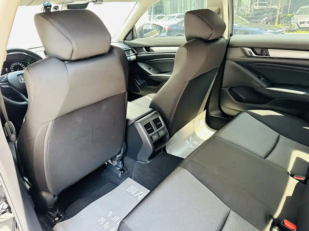 Photo 10 - Honda Accord