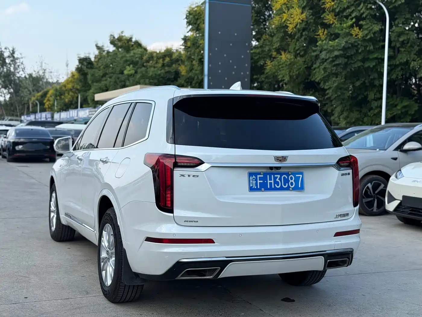 Photo 9 - Cadillac XT6