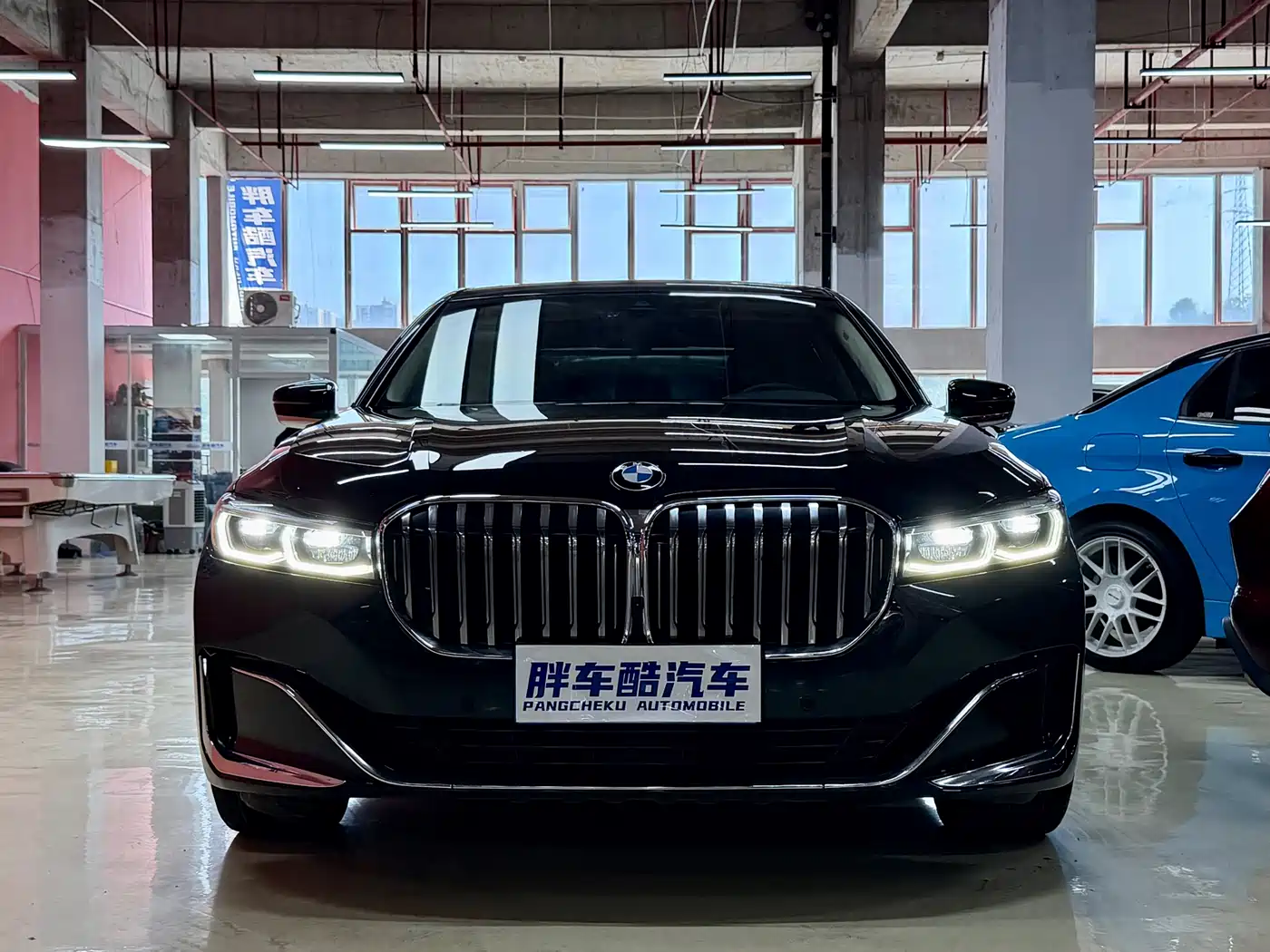 Фото 2 - BMW 7 Series