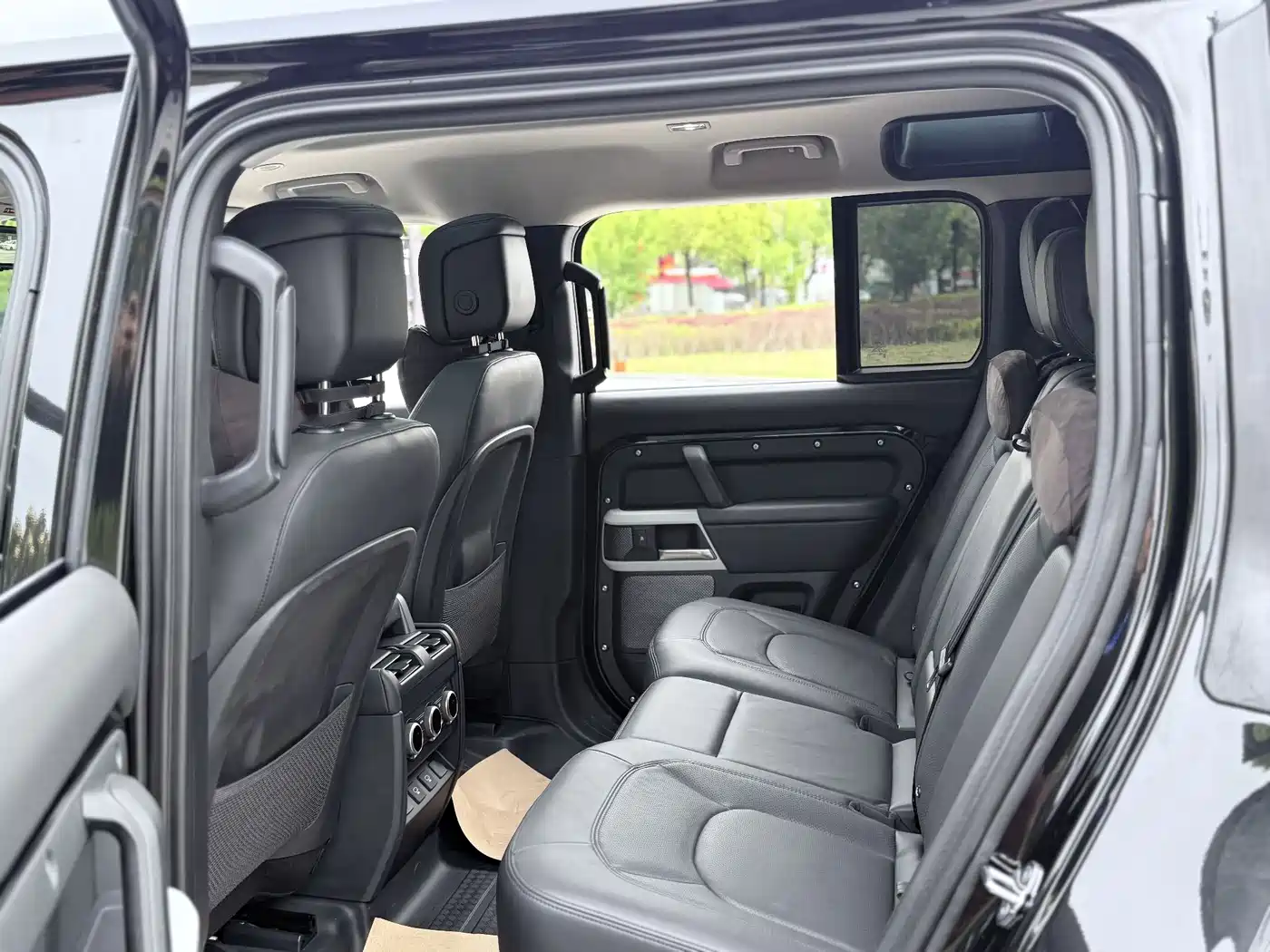 Land Rover Defender 2024 110 3.0T P400 XS фото 23