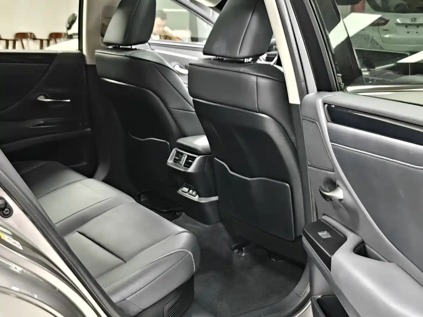 Lexus ES 2018 300h Excellence Edition China V фото 20