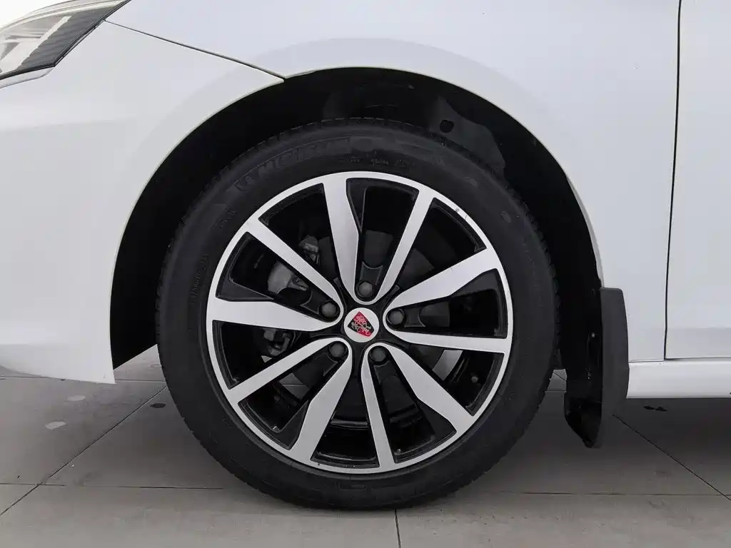 Фото 17 - Roewe i6