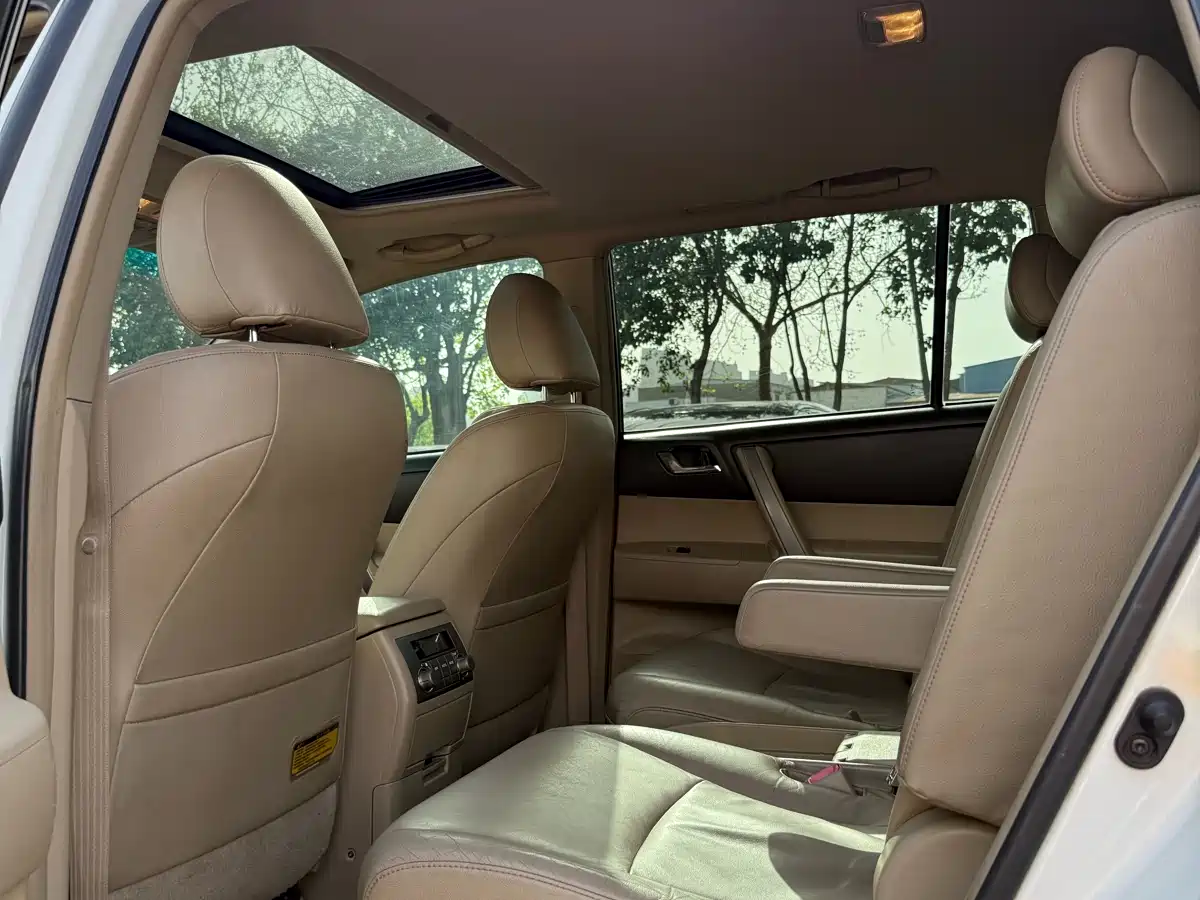 Toyota Highlander 2011 2.7L 2WD 7-seat Luxury Navigation фото 7