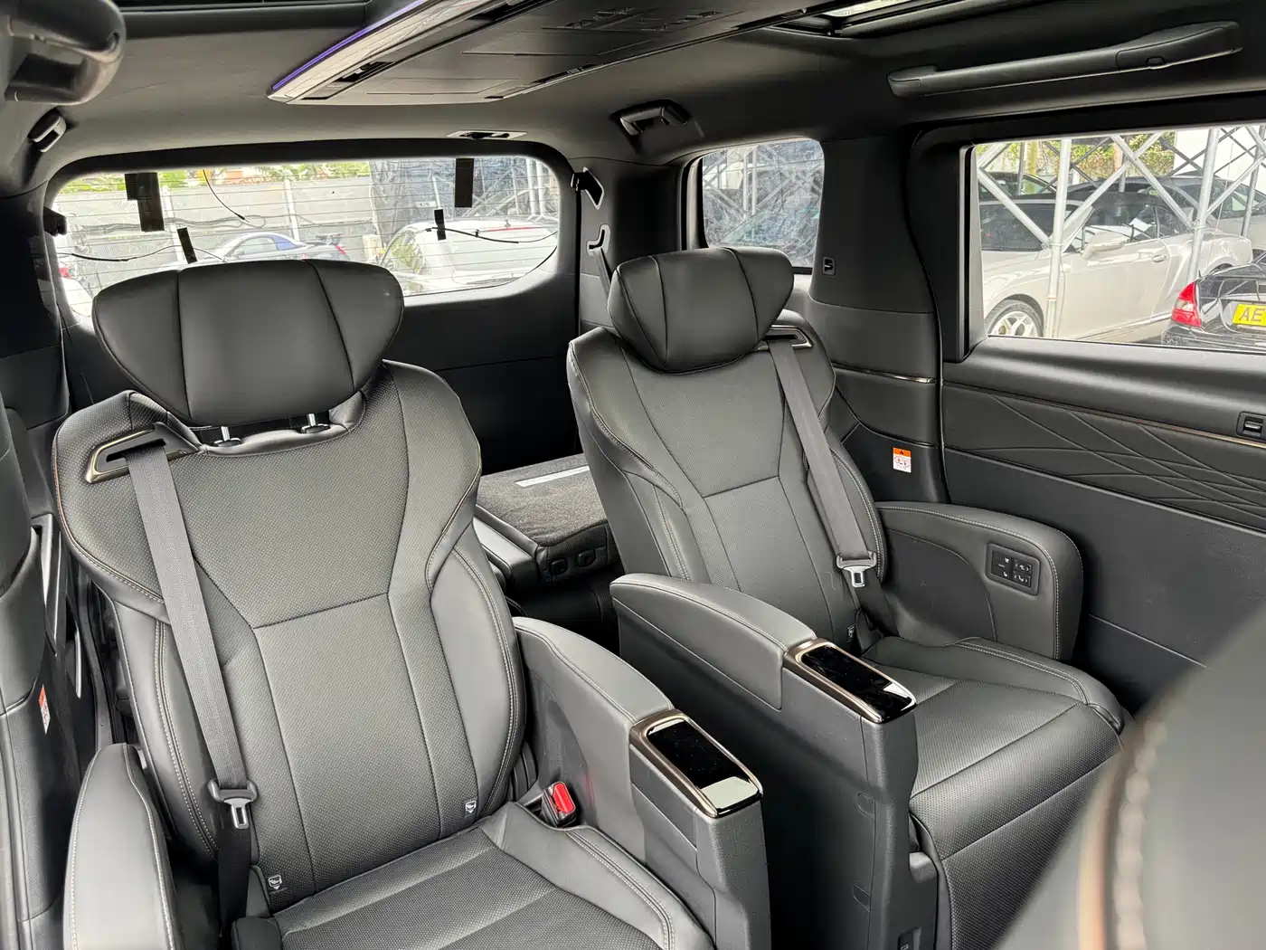 Toyota Alphard 2024 Hybrid 2.5L Ultimate Enjoyment Edition фото 7