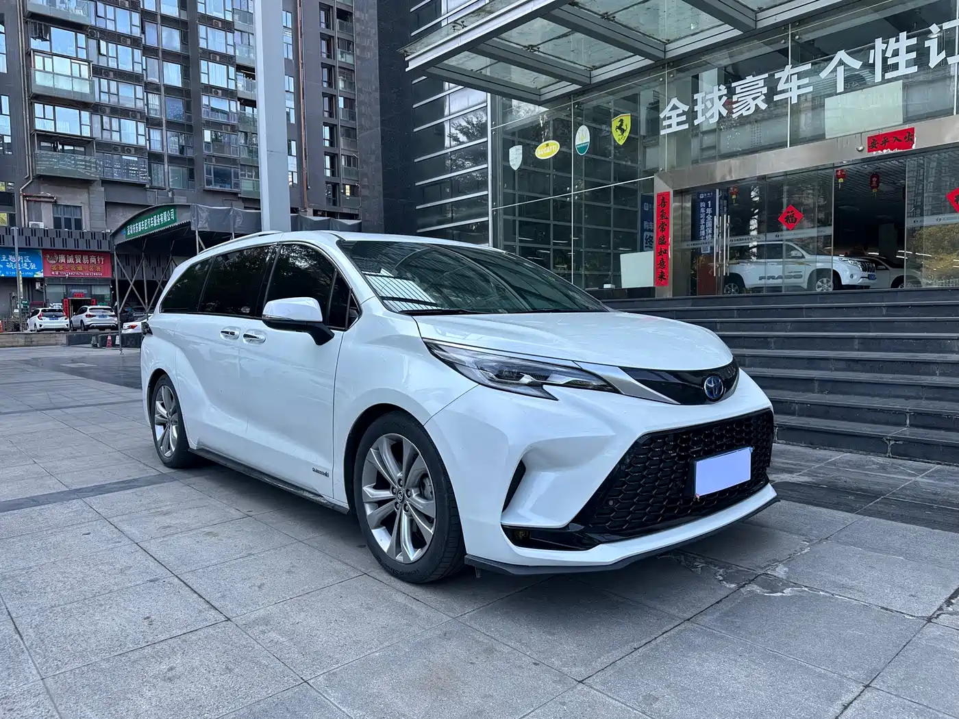 Toyota Sienna 2021 2.5L Hybrid Premium Edition фото 3