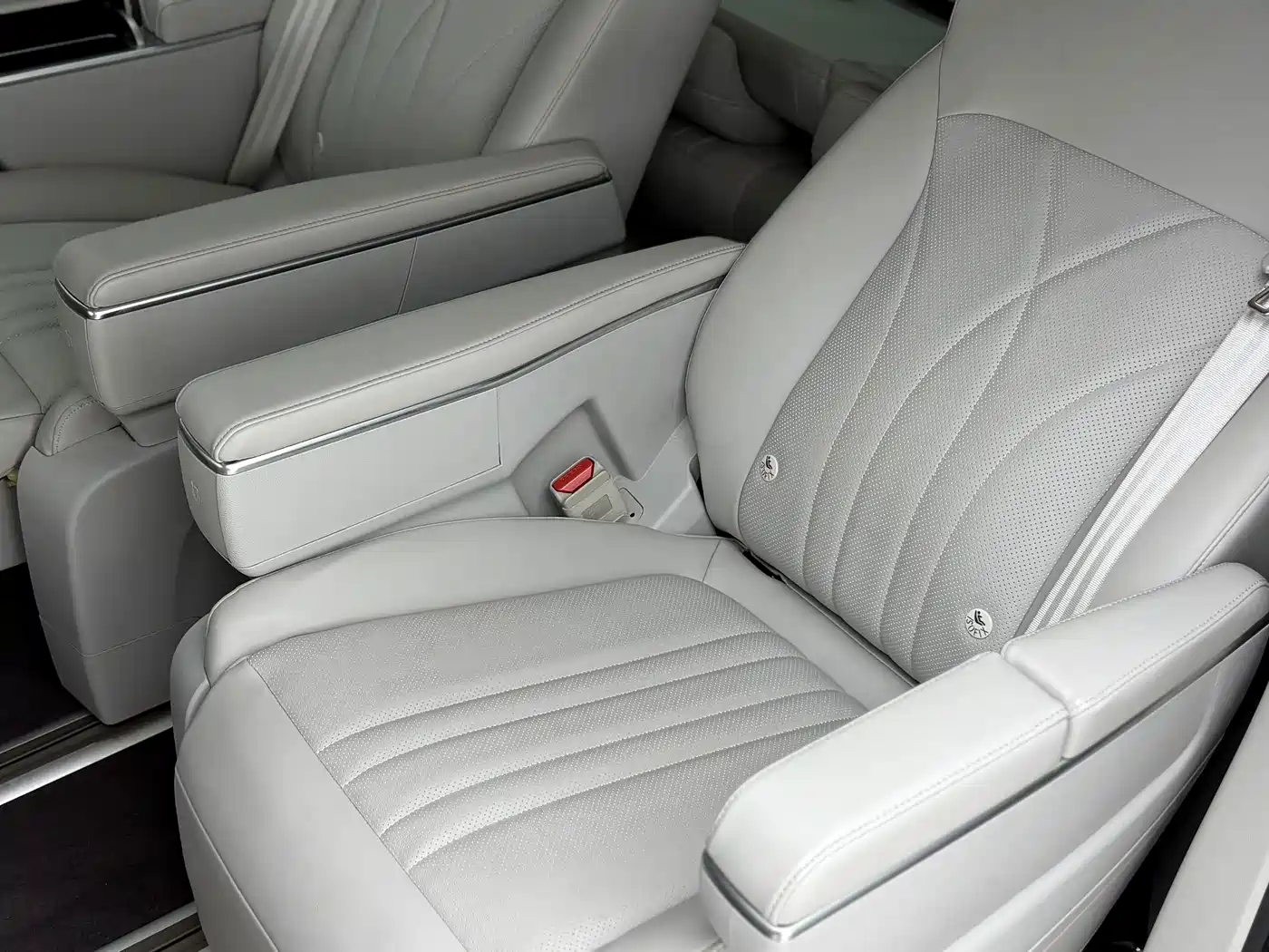 Roewe iMAX8 EV 2025 2025 1.5T DMH Land Luxury Edition