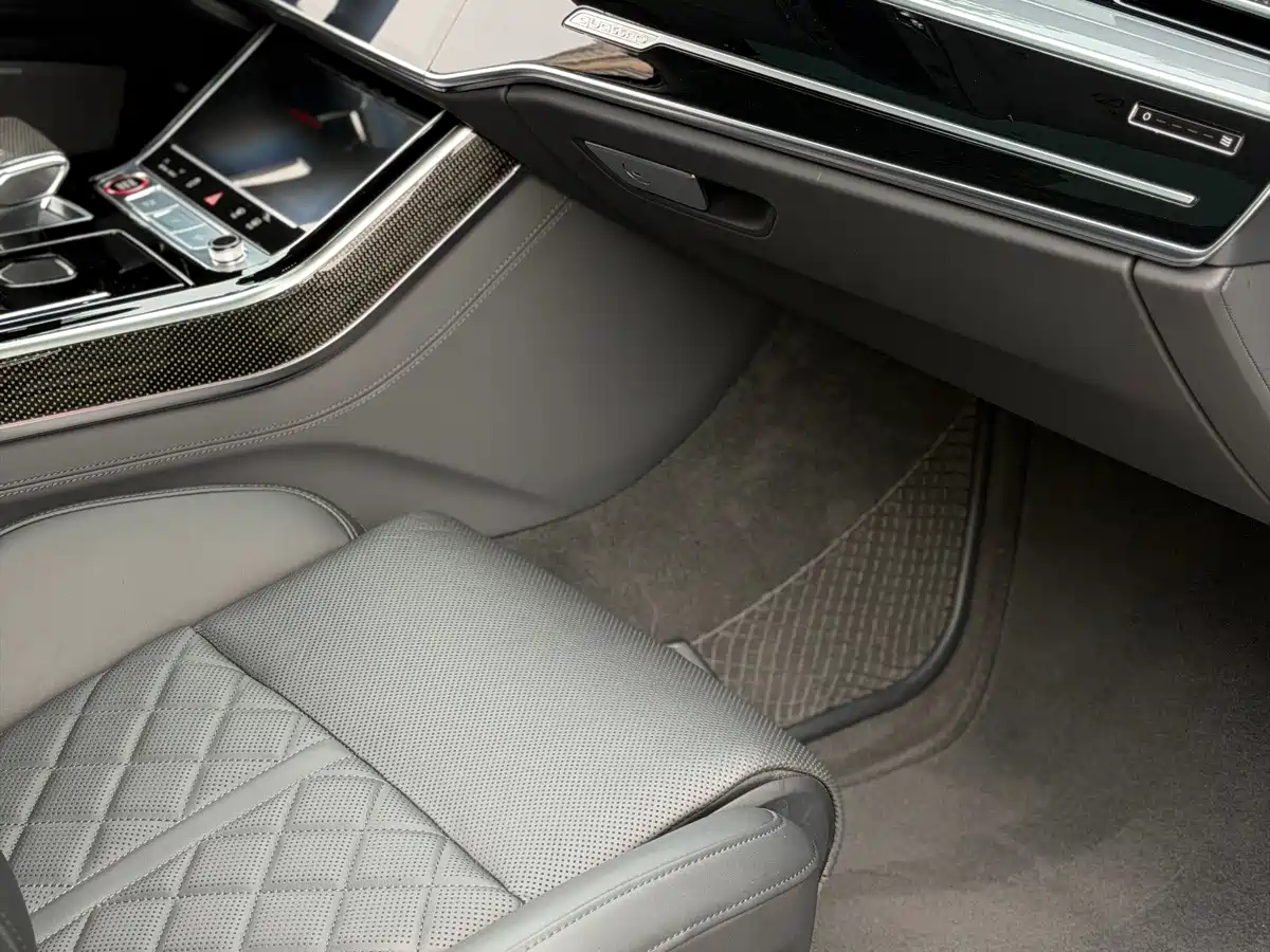 Photo 22 - Audi S8