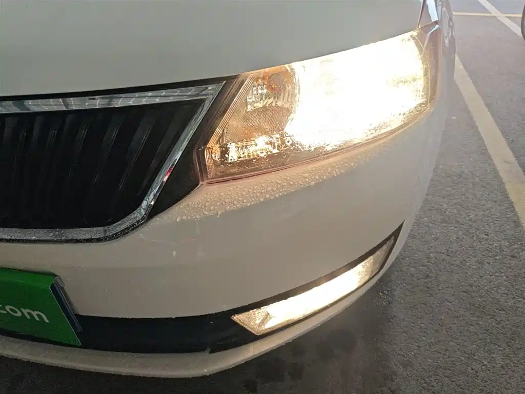 Škoda Skoda Rapid Spaceback 2016 Facelift 1.6L Automatic Innovation Edition фото 24