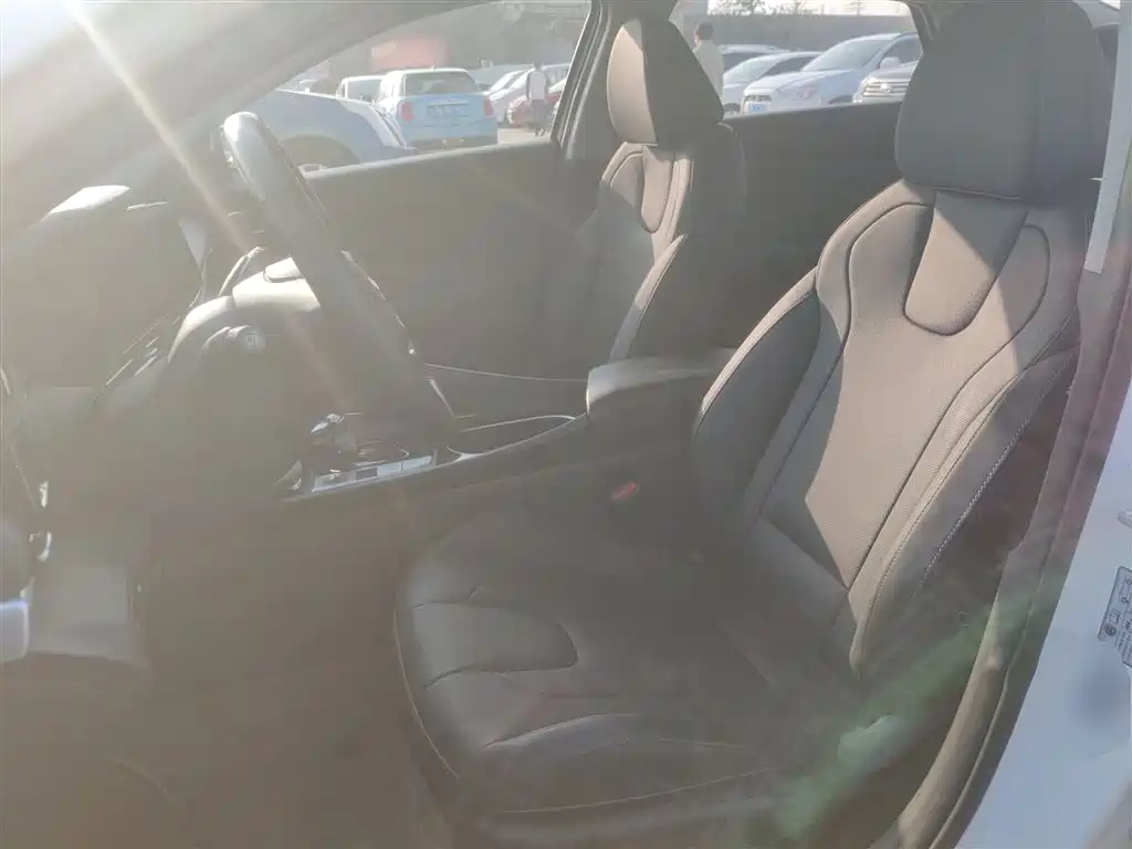 Hyundai Elantra 2022 1.5L CVT LUX Premium Edition фото 11