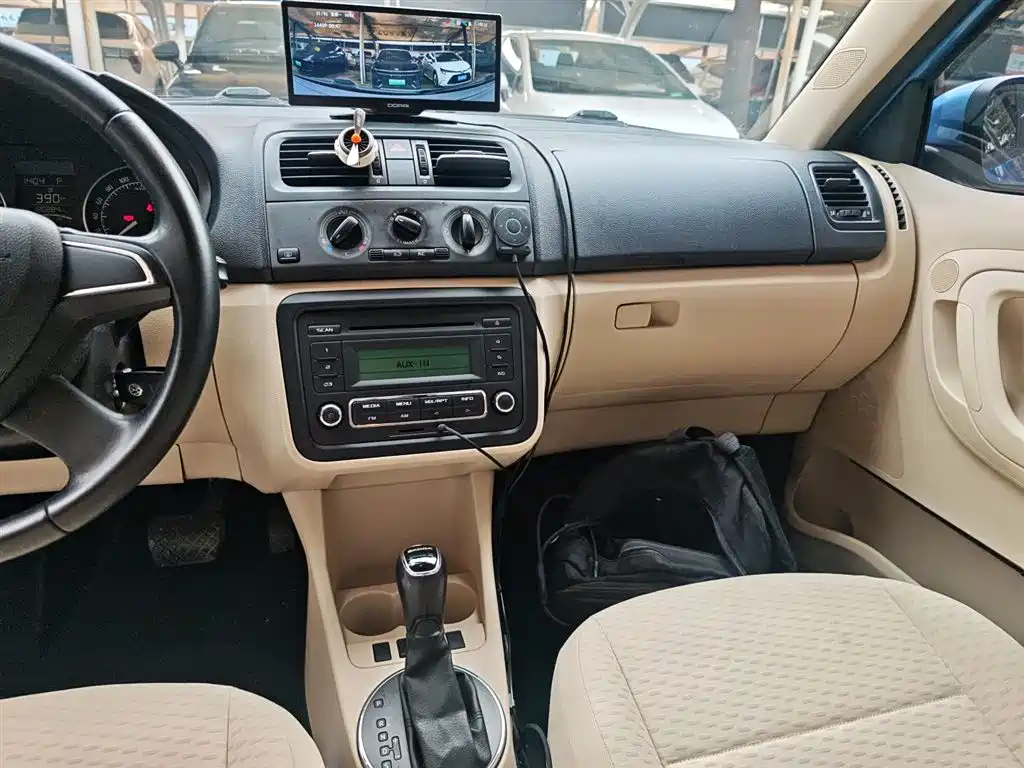 Škoda Fabia 2014 1.4L Automatic Crystal Spirit Edition фото 13