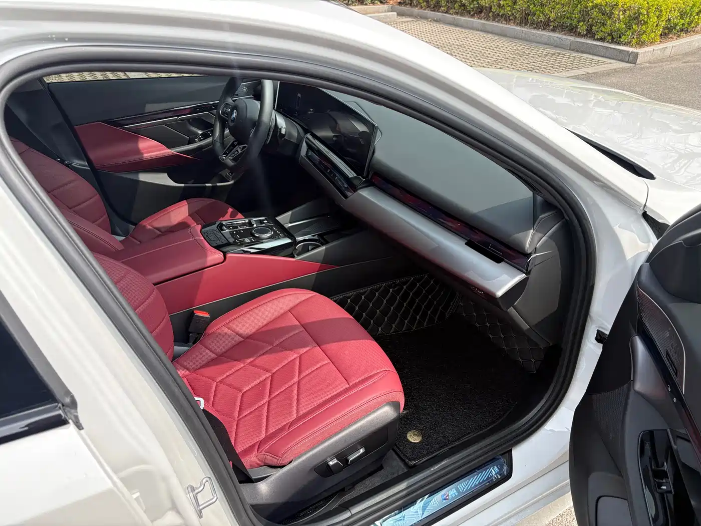 BMW 5 Series 2025 530Li Leading M Sport Package фото 9
