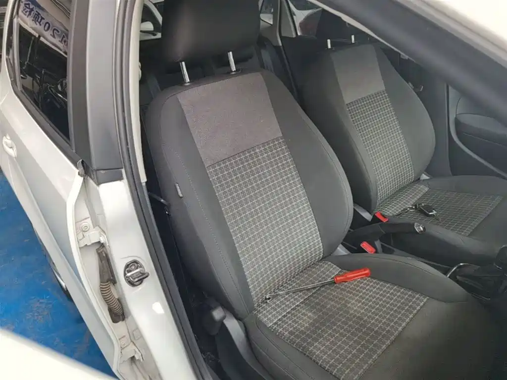 Volkswagen Polo 2016 1.6L Automatic Comfort фото 25