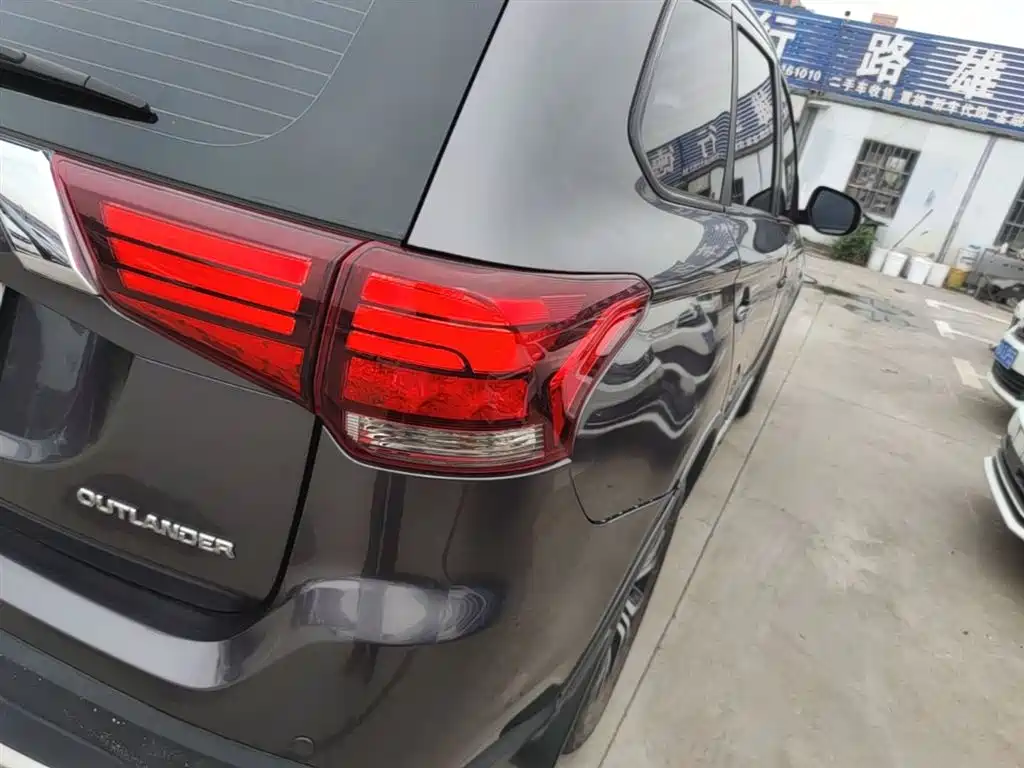 Mitsubishi Outlander 2018 2.0L 2WD Glory Edition 5-seater фото 8