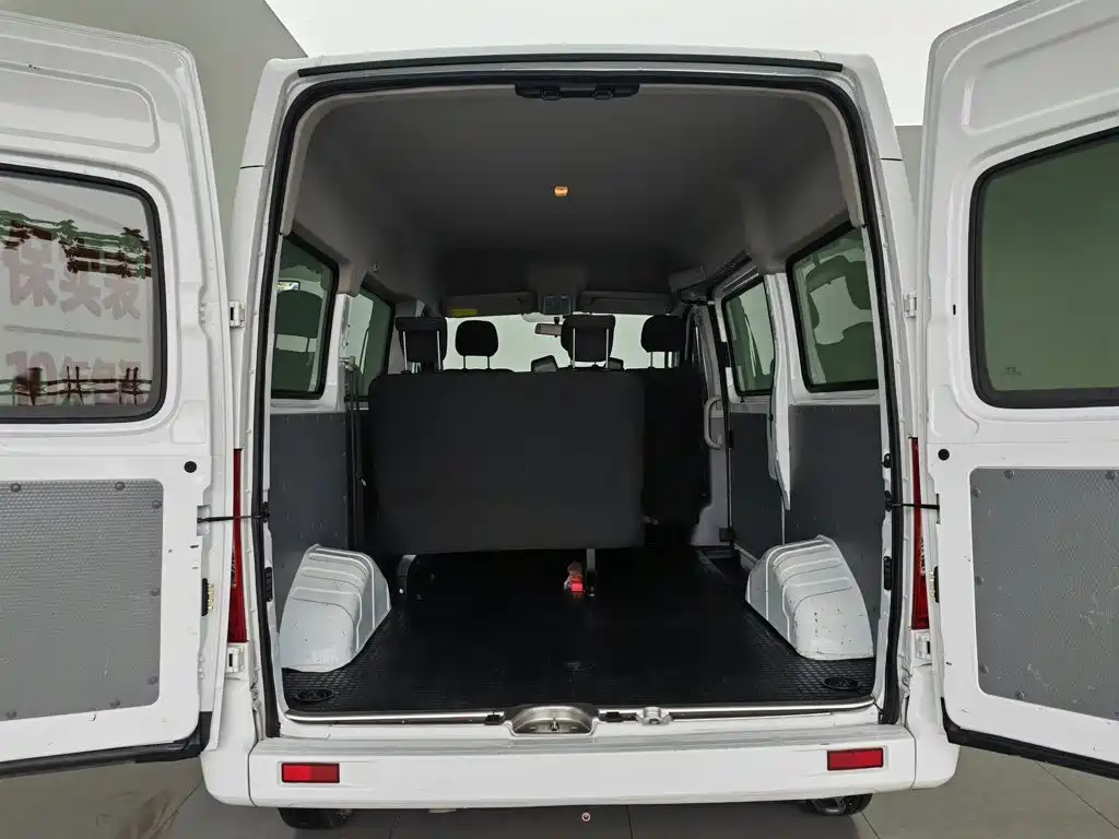 SAIC Maxus Xintu V80 2025 2024 Model Year Aoyunton Value Edition 6MT Short Wheelbase Medium Roof 127Ps 5/6-Seater